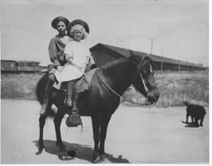 Steinbeck in 1909 with his sister Mary, sitting on the red pony, Jill, at the Salinas Fairgrounds. 